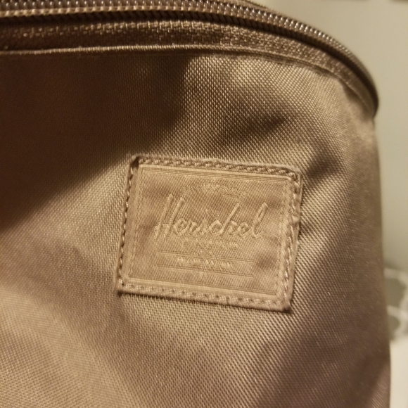 ๐ Herschel Fourteen Hip Pack - Picture 3 of 5